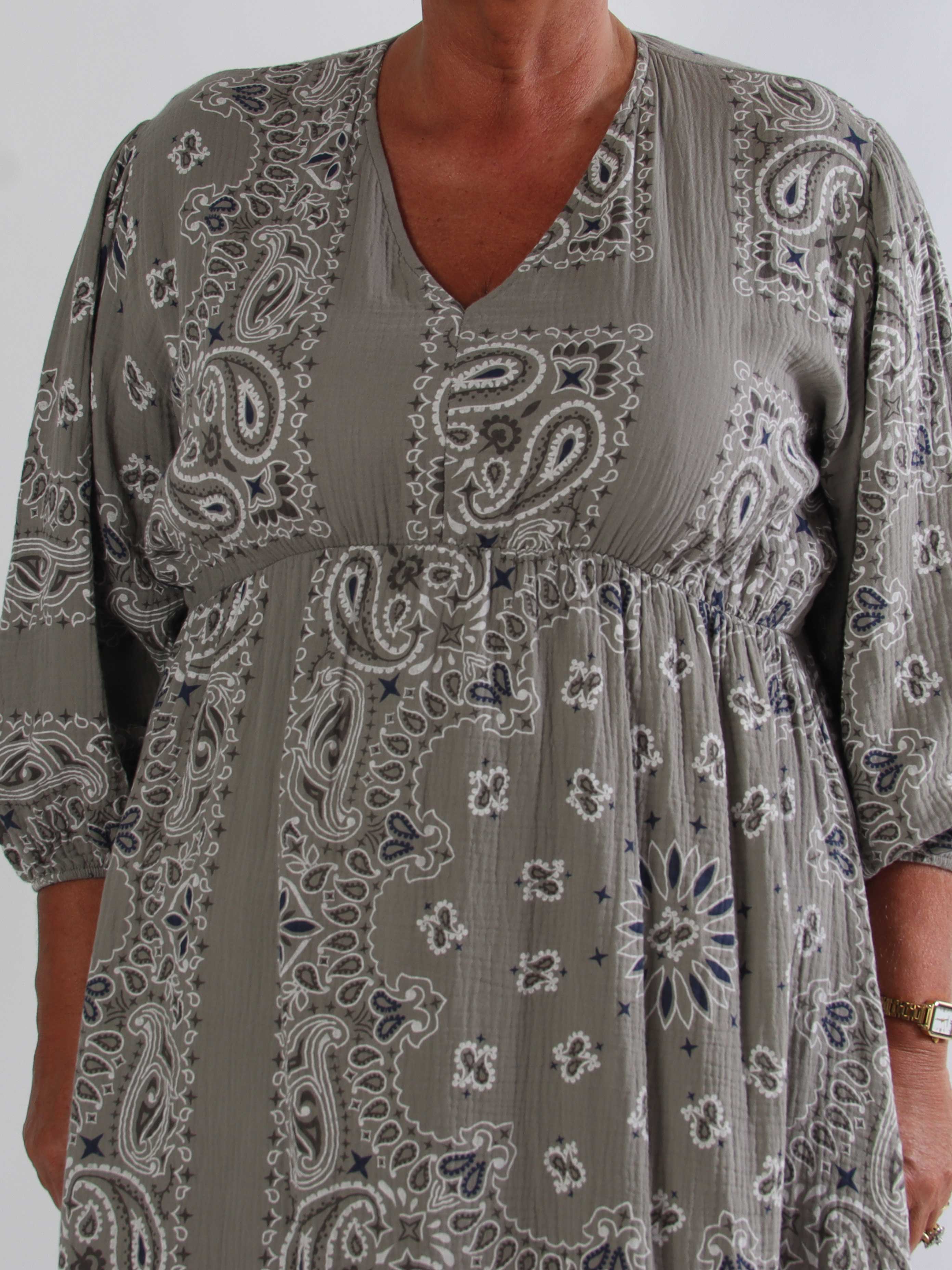 Jasmin Paisley – Plus size klänning i mjuk bomullsmuslin med paisleymönster